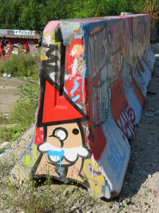 833779 Afbeelding van graffiti met een Utrechtse kabouter (KBTR) op een betonnen roadblock, bij de uitgang van het ...